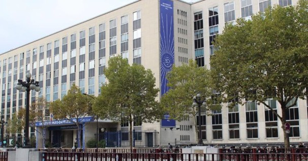 L’attribut alt de cette image est vide, son nom de fichier est dauphine.jpg.